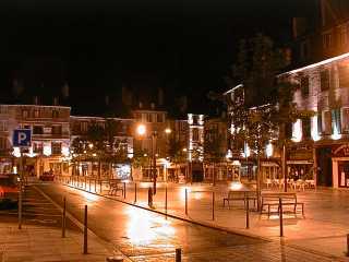 Place du Bourg la nuit à Rodez